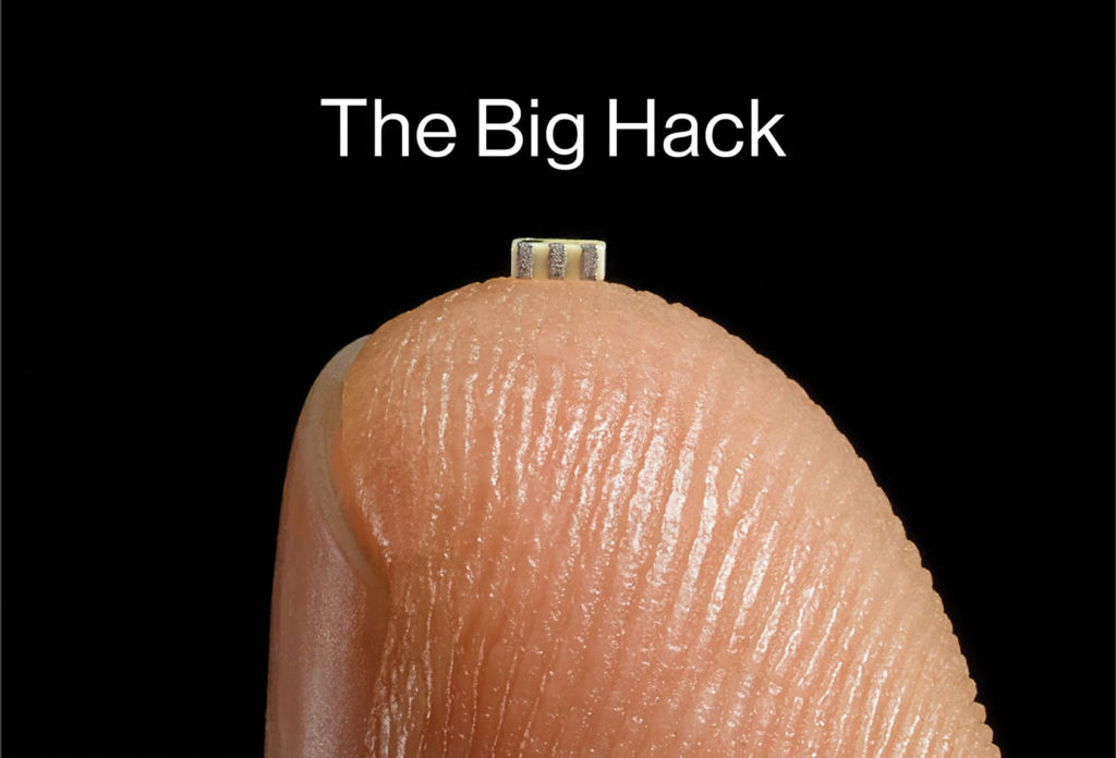 microchip sobre el dedo de una persona haciendo referencia a lo diminuto de su tamaño the big hack