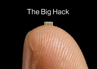 microchip sobre el dedo de una persona haciendo referencia a lo diminuto de su tamaño the big hack