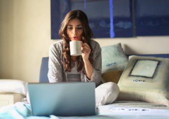 mujer desde su cama utilizando una laptop. negocio necesita una página web